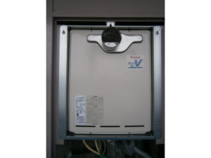 瀬愛知県戸市 給湯器取替工事店 リンナイ（RUF-A2000SAT） PS扉内設置型 給湯器交換工事