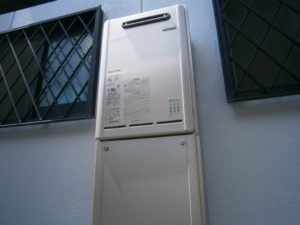 三重県桑名市 リンナイ（RUX-E2400W） 壁掛け型 給湯器取替工事