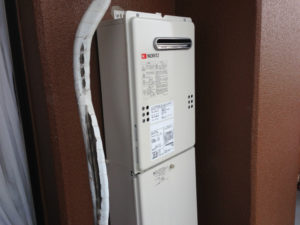 名古屋市港区 配管カバーつき 壁掛け型給湯器 ノーリツ（GQ-2039WS）ガス給湯専用給湯器取替工事