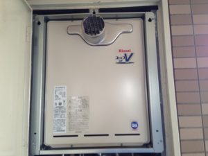 愛知県豊田市 PS扉内設置型 リンナイ(RUF-A2000SAT) ガス給湯器取替工事