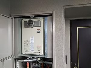 愛知県春日井市気墳町 マンション PS扉内設置型ガス給湯器 リンナイRUJ-V2001T 高温差し湯給湯器取替工事