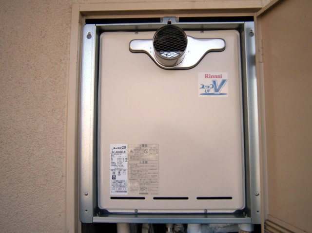 愛知県一宮市 PS扉内設置型給湯器店 リンナイ（RUF-A2000SAT(A)　１３Ａ） ガス給湯器交換工事