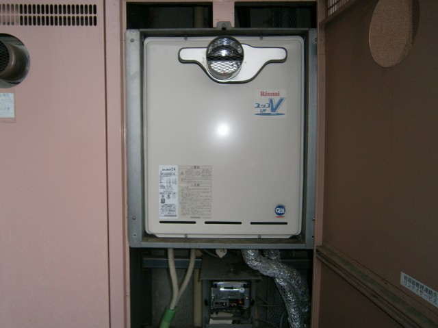 愛知県一宮市  PS扉内設置型給湯器取替工事店 リンナイ（RUF-A2400SAT） ガス給湯器取替工事