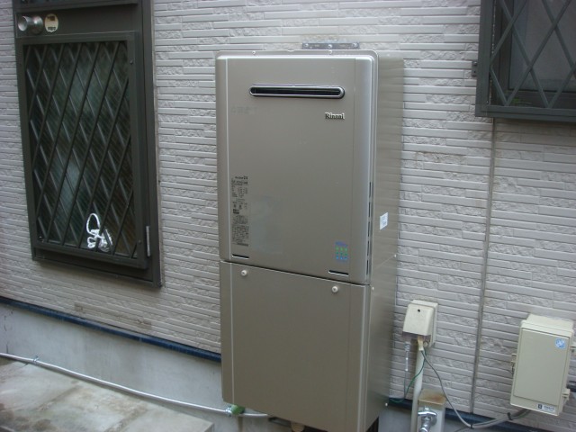 名古屋市西区 壁掛け型 給湯器取替 リンナイ（RUF-E2401SAW） ガス給湯器取替工事