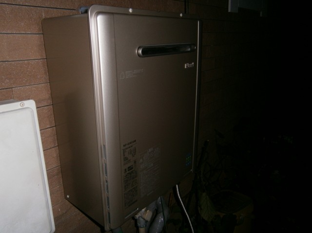 名古屋市天白区 壁掛け型給湯器 リンナイ（RUF-E2401SAW　13A） 給湯器取替工事