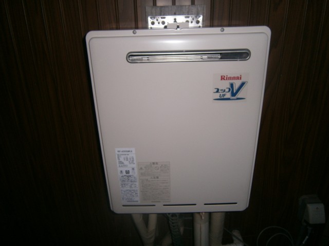 名古屋市港区 壁掛け型給湯器 リンナイ（RUF-A2000SAW） ガス給湯器取替工事