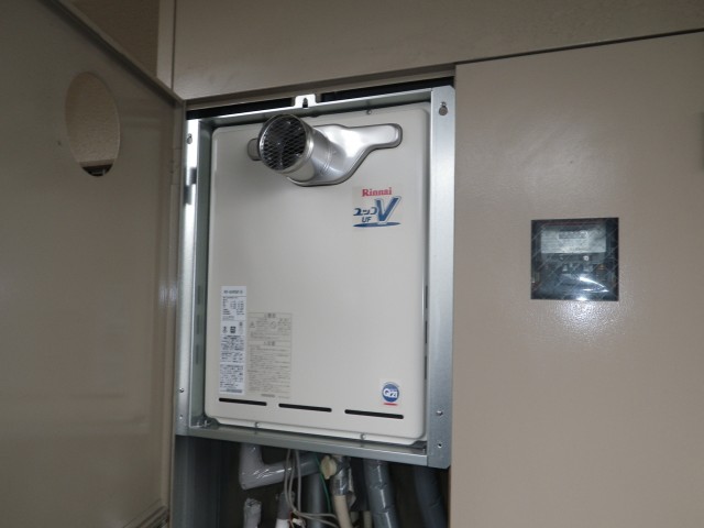愛知県日進市 PS扉内設置型 リンナイ（RUF-A2400SAT(A)） 給湯器取替工事