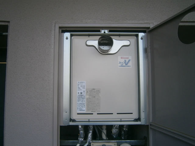 愛知県岡崎市 給湯器水漏れ 故障 リンナイ（RUF-A2000SAT） PS扉内設置型ガス給湯器取替工事