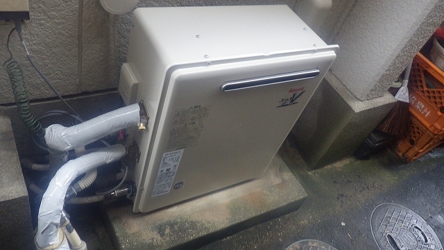 愛知県春日井市 リンナイ(RUF-A1610SAG) 据置型給湯器工事